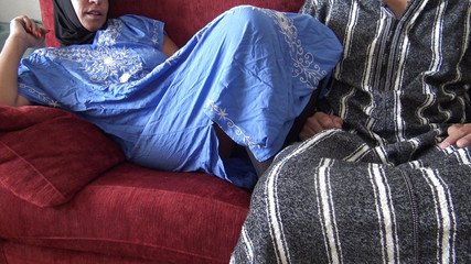 Souzan Halabi: Sexy britská muslimská MILFka masturbuje chlupatou kundičku pro nevlastního syna