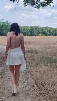 Otrok Tih je potrestán, aby ukázal svou nahou kundičku na dálnici