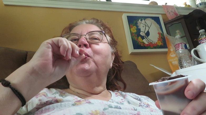 BBW nurse Vicki adventures with friends: Comiendo mi taza de pudín para ti comedores
