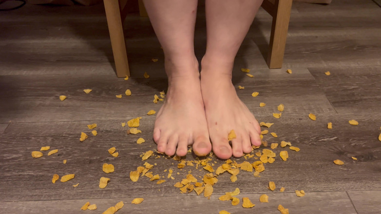 EeveeXo: Yemek çıtırtısı - çıplak ayaklı tahıl üzerine basıyor asmr