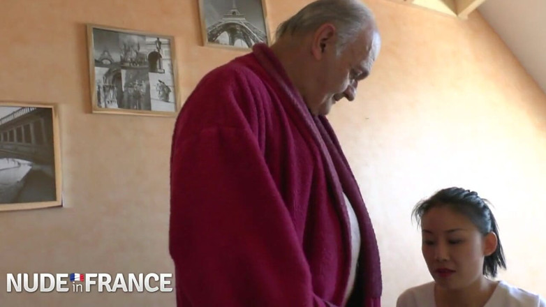 La France a Poil: Azgın yaşlı sapık Asyalı hemşireden sikişmesini istiyor