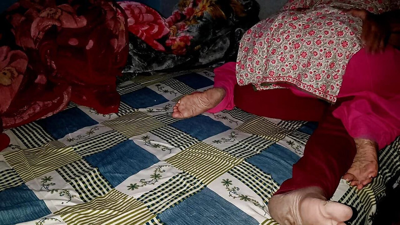 Suhana vloge: 把整个阴茎插入菊花，小嫂大声尖叫，把姐夫推开