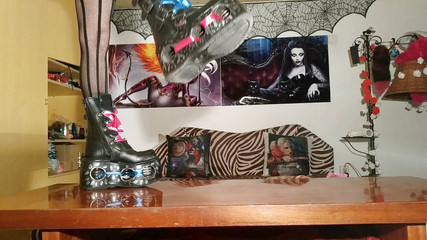 Beth Kinky: Procházka v mých ultra platformových botách - Beth Perverzní