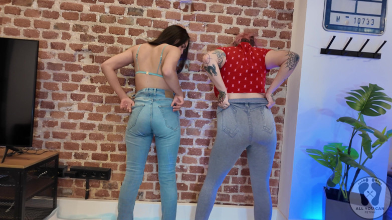 All You Can Fetish: Rebeca Addams e Ana Spears fazendo xixi em jeans se...