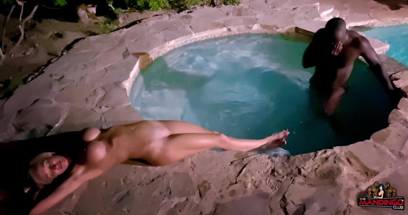 The Mandingo Club: Przy basenie BBC gangbang dla blond dziwki jednorożec z kolegami...