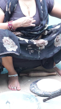 Bhabhi Ne Kana Banate Uhe Gand Dikai Dewar Ko