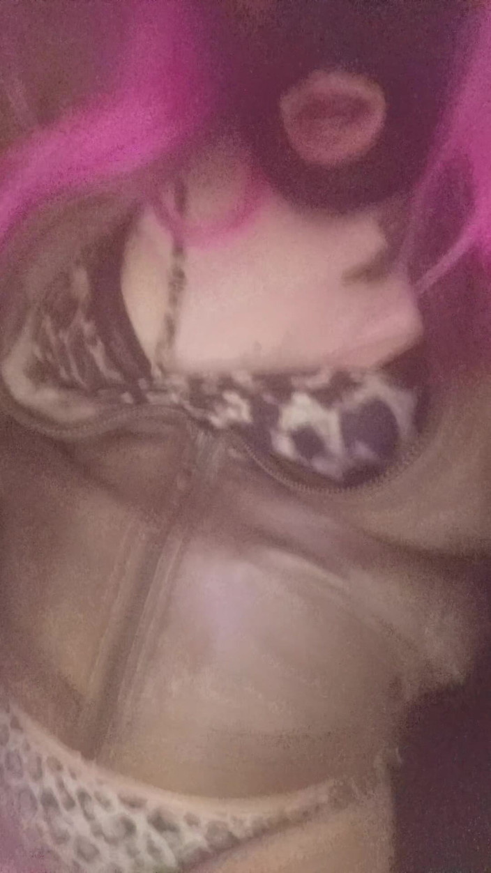 JujuTV: Sissy Tranny CD Shemale ukazuje její nadrženou šukací díru