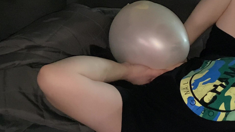 ButHoleDildoLover: My third breathplay - I blow up my latexglove mask