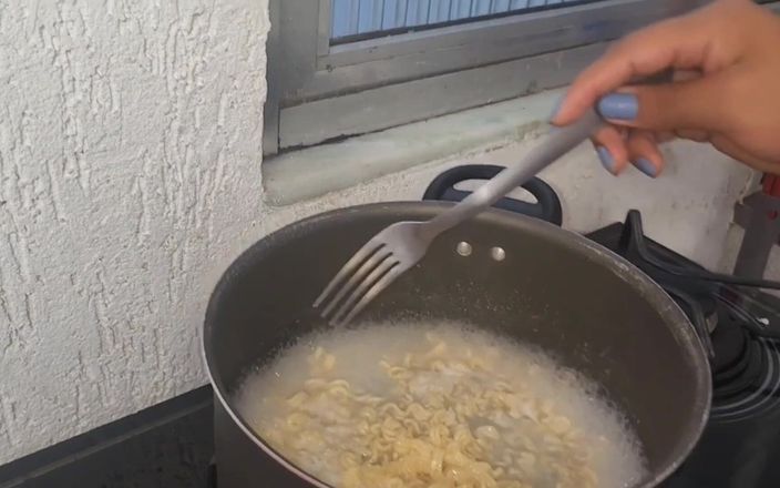Pietro Montoya: 私の奴隷小便味付け麺を供給する