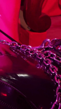 Rubber ve Ava Fetishart sapıka lateks ayakla muamele çekiyor bölüm 2