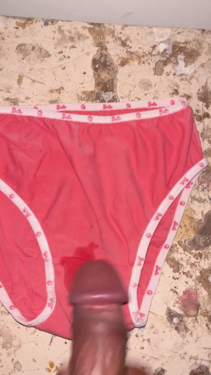 Cumlover35804: Saya tumpahkan air mani pada seluar dalam merah jambu adik...