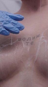 Hete masturbatie in geneeskundehandschoenen onder de douche