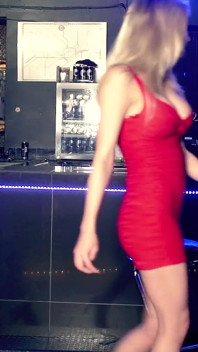 Penari tembusan berganda blonde seksi memakai persembahan untuk pengurus kelab dan berkongsi besarnya