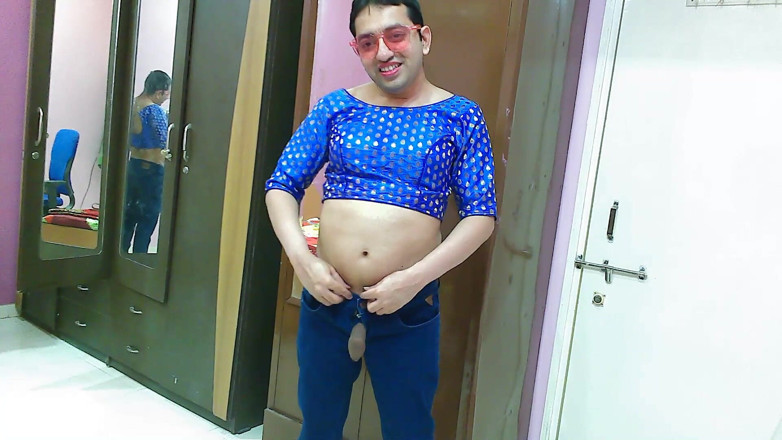 Cute & Nude Crossdresser: Jolie tapette travestie femboy douce sucette dans un jean, crop...