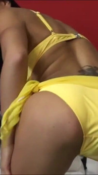 Sofia Cucci dalam bikini kuning memancut secara langsung