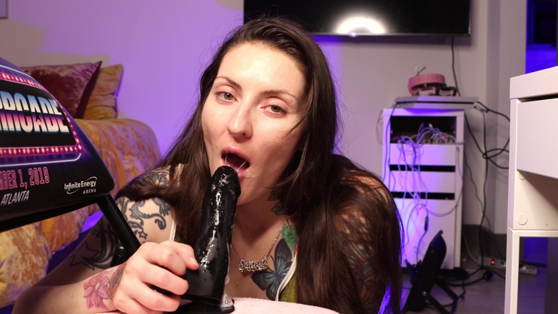 Twerking Elle: Super Sloppy Close up Deepthroat Blowjob