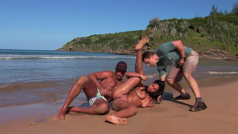 Foxy Desire: 바바루는 모래 해변의 각 구멍에서 자지를 따먹습니다.