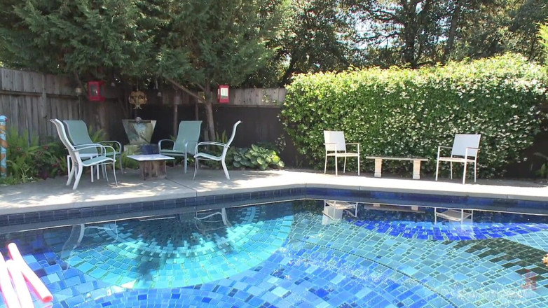 Men on Edge: Le garçon de la piscine