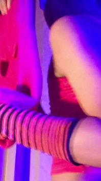 Mặt nạ balaclava màu hồng sissy nhuộm lông mu chơi với một máy rung