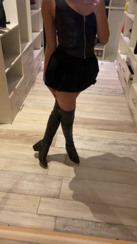 Prostituta de látex mostra seus peitos