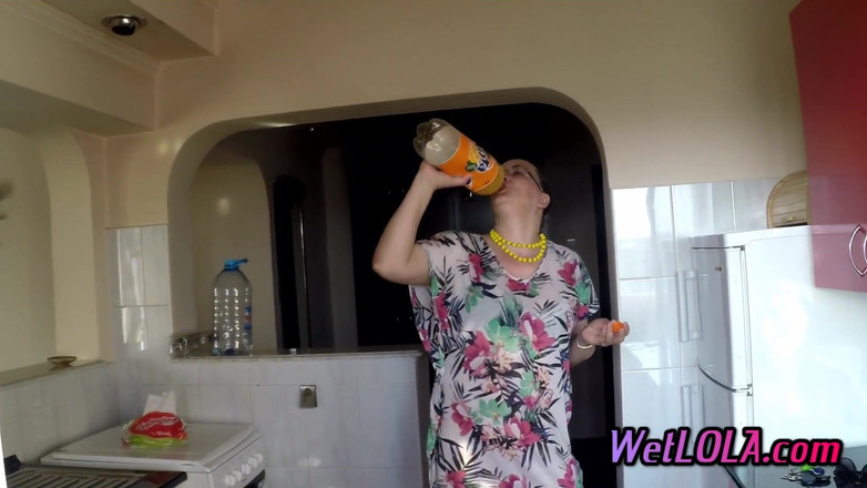 Wet Lola: Mulher madura faz xixi em enorme volume no chão da...