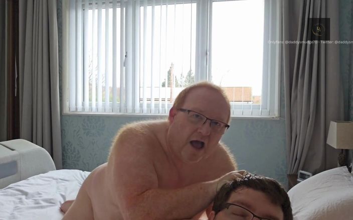Daddysmudge: Papai fode garoto na cama