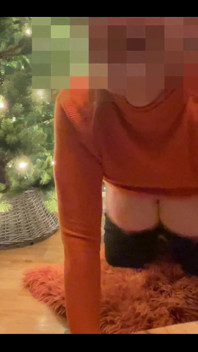 Meu corno quer que eu pague o aluguel com sexo. o proprietário também me fode profundamente na bunda. Meu jiggle de peitos enormes. 85e