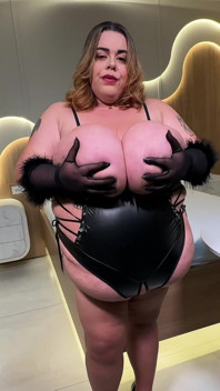 Busty Angel BBW Ogolone cipki pięści i wypełnione piłkami