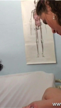 Doctor Piss - Wanita muda Renata Black dipenuhi mulutnya dengan air kencing doktor