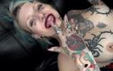Alt Erotic: Худую татуированную милашку трахает большой хуй, затем покрытая спермой