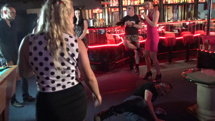 Femdom Austria: Disko tekmeci domuz!