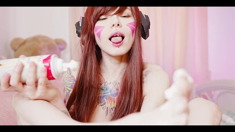 Karneli Bandi: 달콤한 크림으로 발을 핥는 것을 좋아합니다. 카르넬리 반디