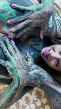LA ragazza amante del tatuaggio con il divaricazione anale gioca con la
