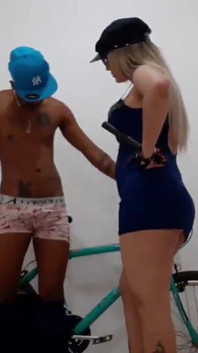 hot sunahre baalon vaali pulisakarmi baik prapt kar rahe kaale yuvak ki talaashi le rahi hai