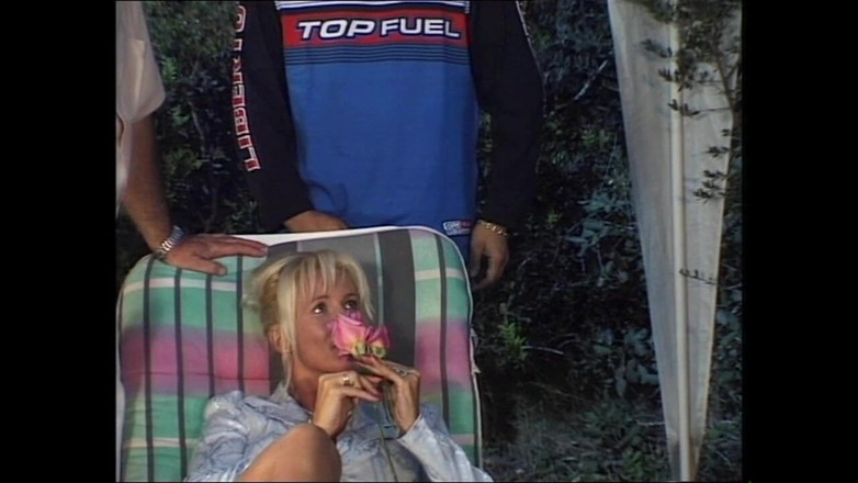 Muschi movie official: Blond napalona dziwka chciała ssie trzech twardych kutasów w tym...