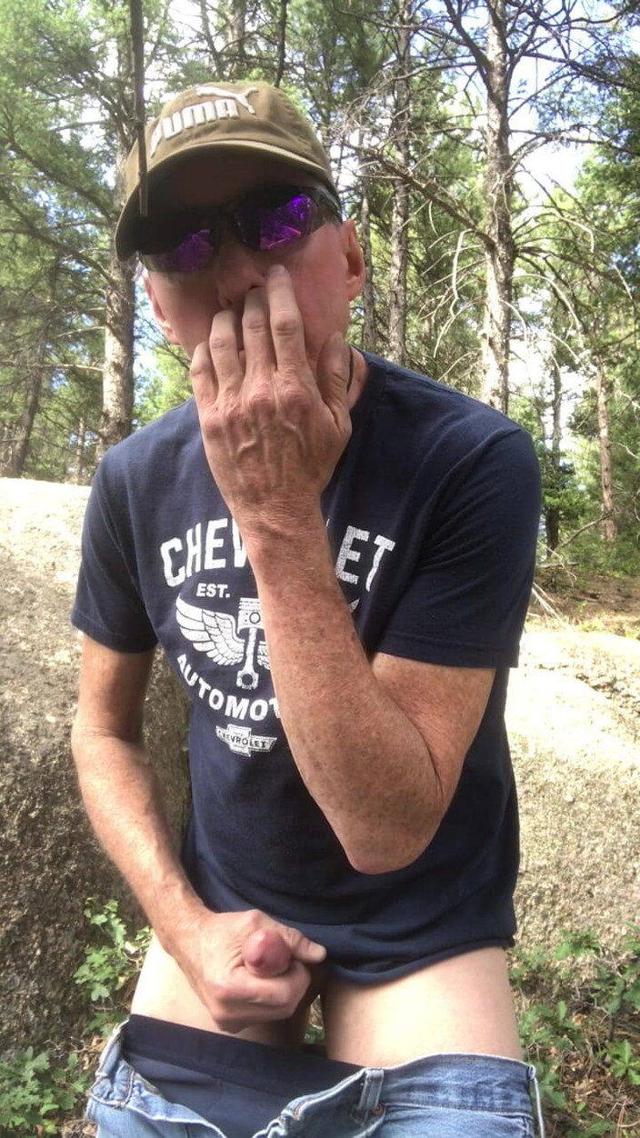 Adam Kaye: Pornoster Adam Kaye trekt zich af in het bos