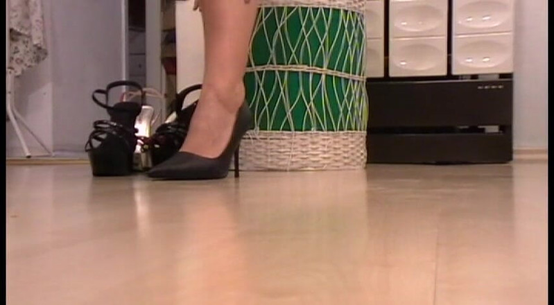 Foot Girls: Dia suka kasut tumit tingginya