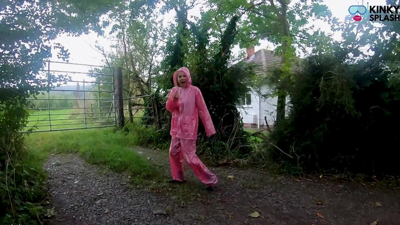 UKCuteGirl: Les vêtements de pluie transparents de Lucy et sa chatte...