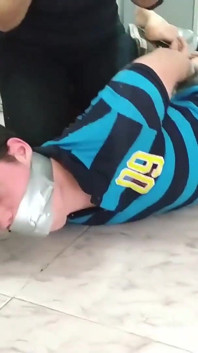 La matrigna e la figliastra si vendicano della schiavitù sul ragazzo ladra