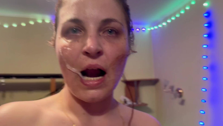 Elena917: Deepthroat with Fuck Machine and Spit Play
