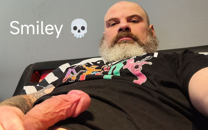 Smiley Skull: Папочка-домина не дает дойти до оргазма его пульсирущему члену и игра с фейковой киской