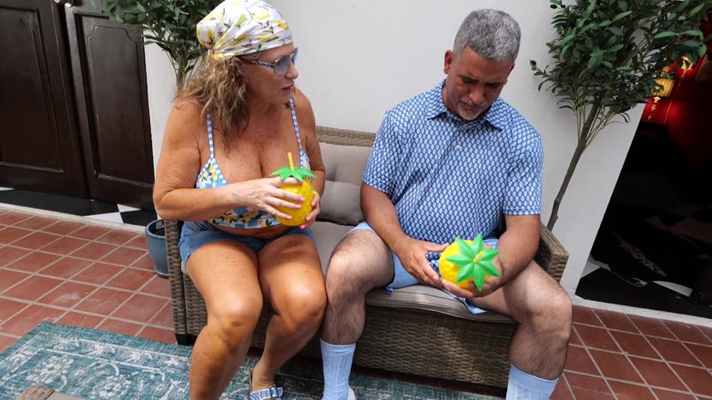 Mature man eaters: La miLF che squirting rimorchia uno sconosciuto per strada