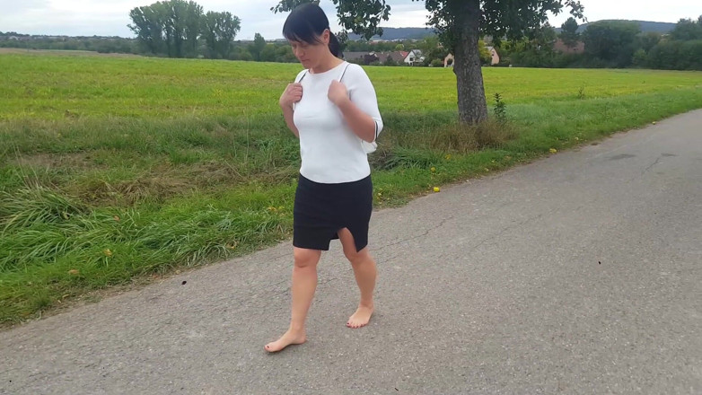 Yvette xtreme: Yvette costeau lagi asik jalan-jalan di jalan berongga