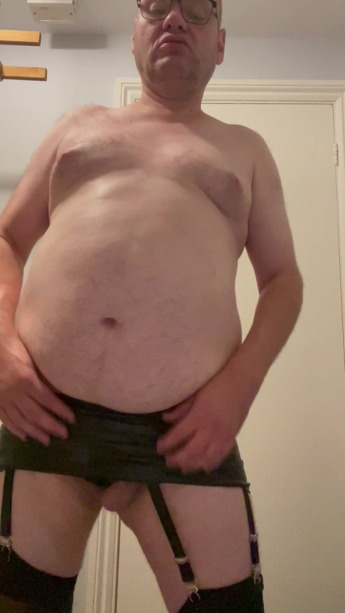 Julian sharp: Julian sharp lagi asik muasin memeknya pakai stoking hitam