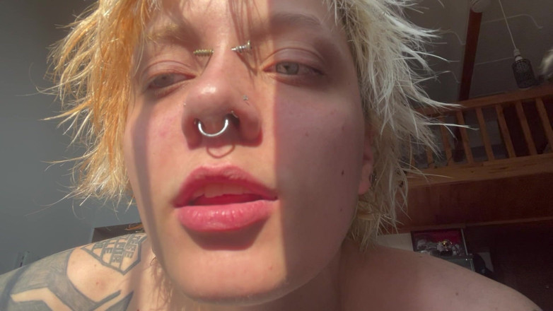 Glitterqueen1999: Девушка-готесса без макияжа на солнце вспыхивает свиньиным носом