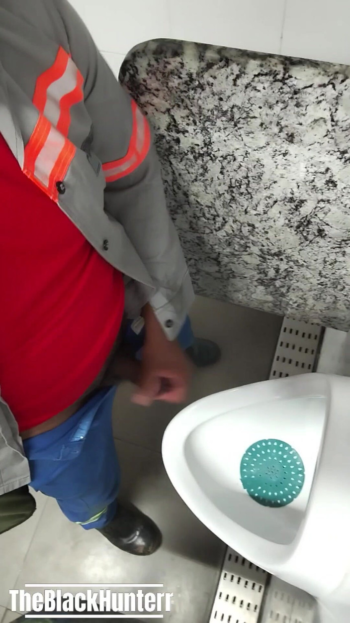 TheBlacKHunterr: Ho fatto un succhio al mio collega nel bagno dello...