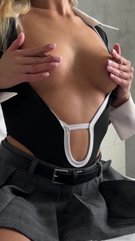 Una Studentessa Arrapata Cavalca Un Grosso Dildo E Gioca Con La Sua Figa Stretta
