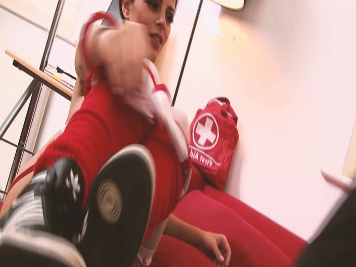 THAGSON: 令人愉快的胸部场景 3:漂亮丰满的黑发女郎享受在她身上射精