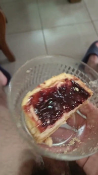 나는 케이크에 사정하고 내 친구와 함께 먹어