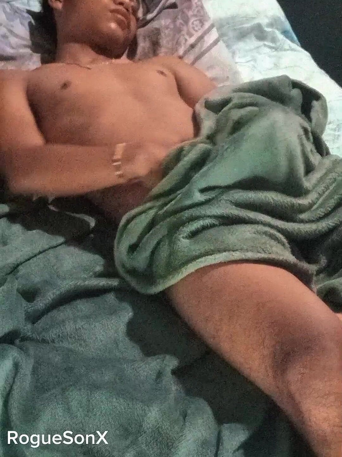 Rouge_eastson: Mastürbasyon yapmak için uyanıyor